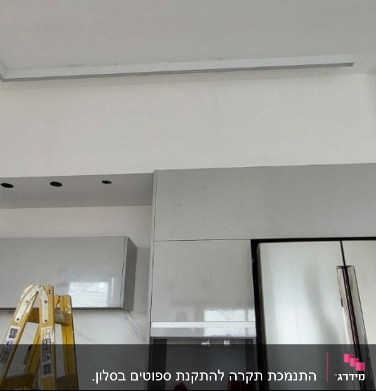 מטבח עם ארונות גבס ולוח גבס בתקרה